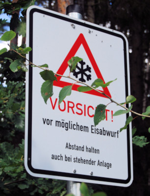 Warnschild Eiswurf
